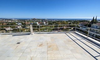 Moderne villa te koop met prachtig zeezicht op een golfresort in een chique wijk van Nueva Andalucía, Marbella 30