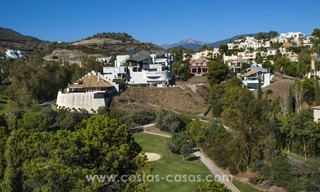 Moderne villa te koop met prachtig zeezicht op een golfresort in een chique wijk van Nueva Andalucía, Marbella 38