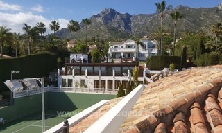 Te koop in Marbella, Sierra Blanca: Luxe Villa met gastenvilla en tennisbaan 8