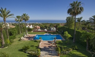Te koop in Marbella, Sierra Blanca: Luxe Villa met gastenvilla en tennisbaan 2