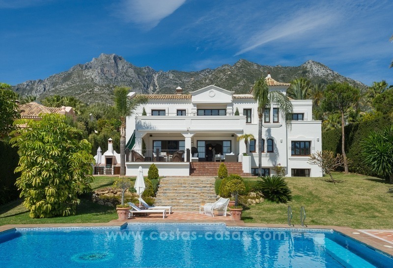 Te koop in Marbella, Sierra Blanca: Luxe Villa met gastenvilla en tennisbaan