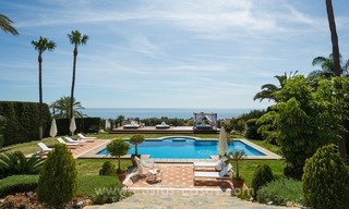 Te koop in Marbella, Sierra Blanca: Luxe Villa met gastenvilla en tennisbaan 12