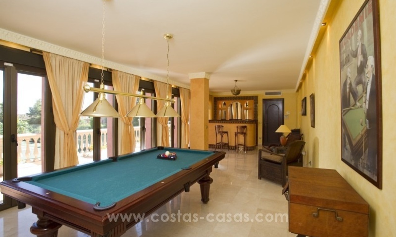 Te koop in Marbella, Sierra Blanca: Luxe Villa met gastenvilla en tennisbaan 25
