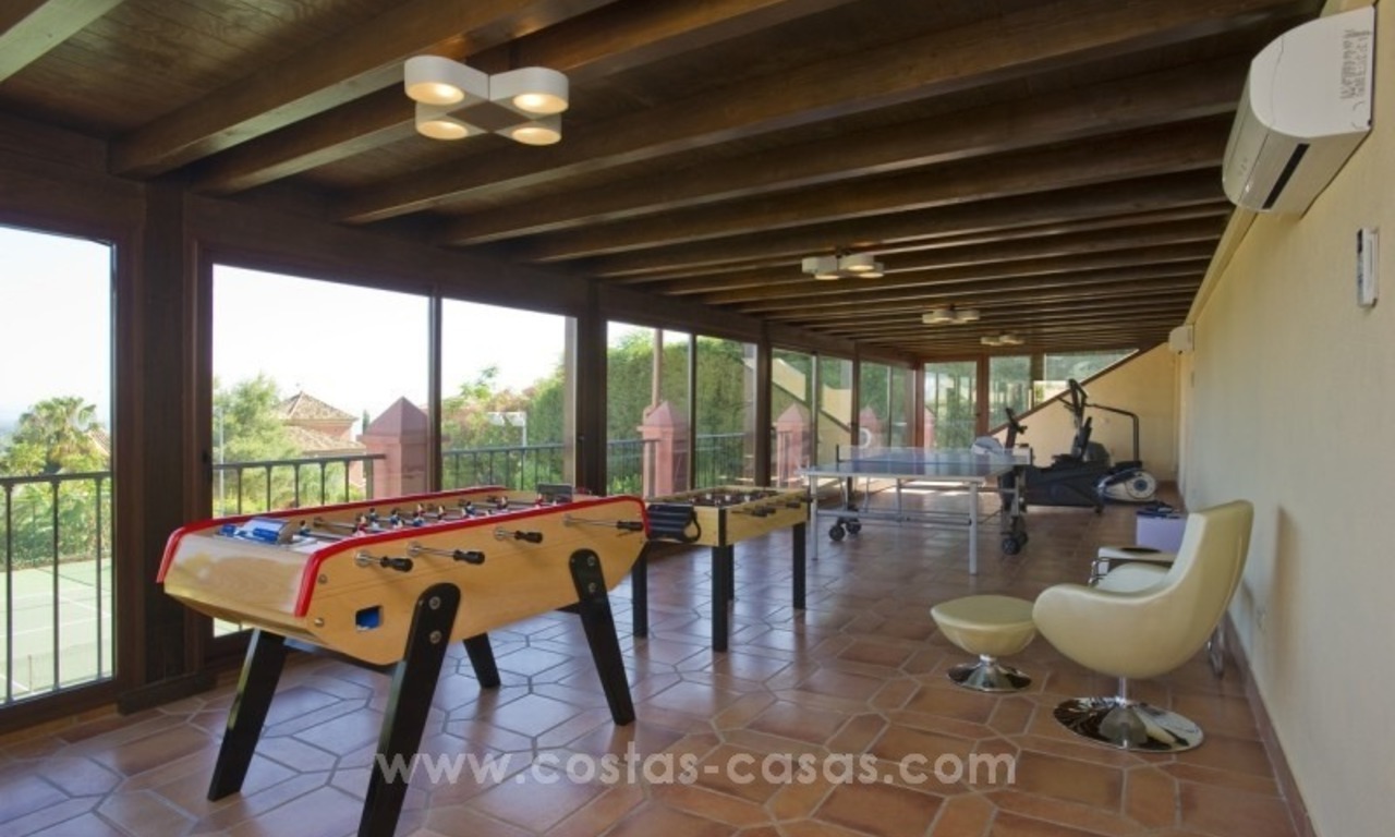 Te koop in Marbella, Sierra Blanca: Luxe Villa met gastenvilla en tennisbaan 26