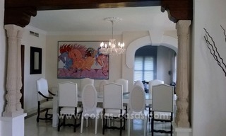 Te koop in Marbella, Sierra Blanca: Luxe Villa met gastenvilla en tennisbaan 30