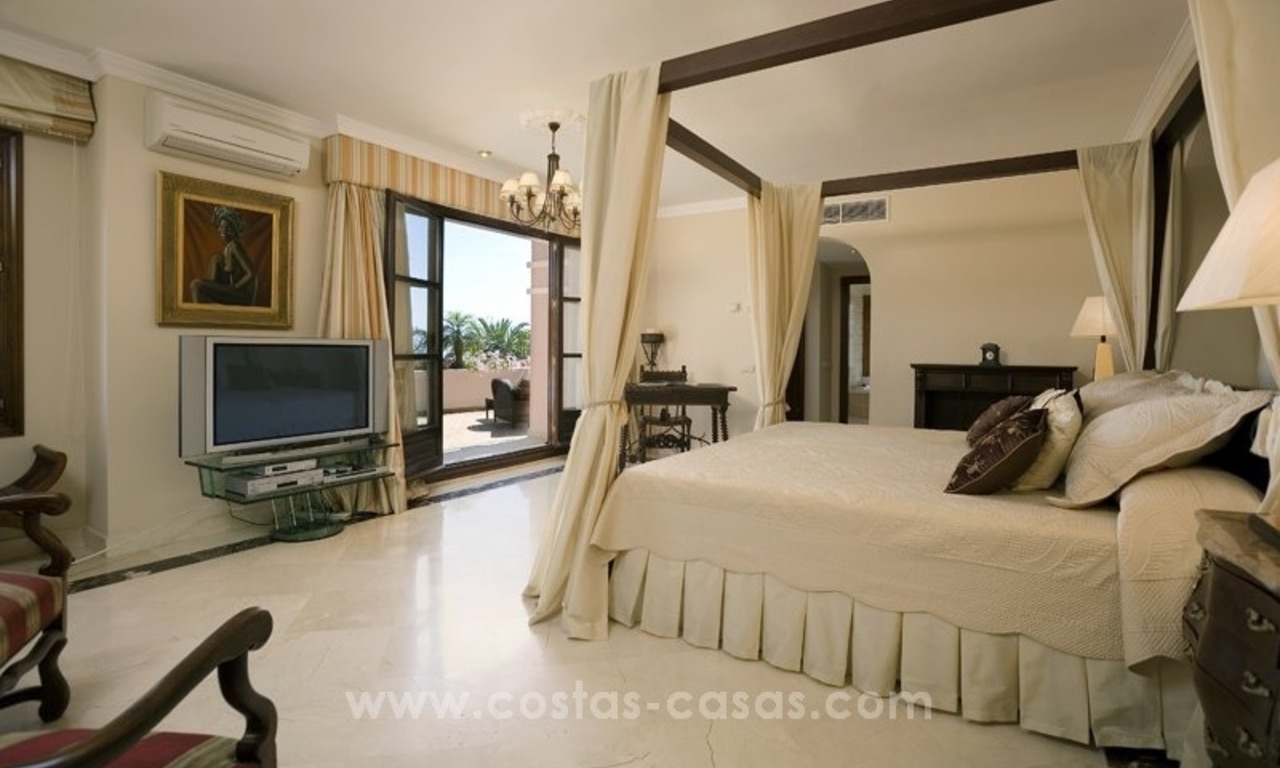 Te koop in Marbella, Sierra Blanca: Luxe Villa met gastenvilla en tennisbaan 32
