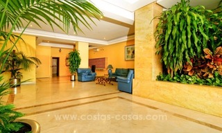 Centraal gelegen appartement te koop met zeezicht in Puerto Banus, Marbella 6