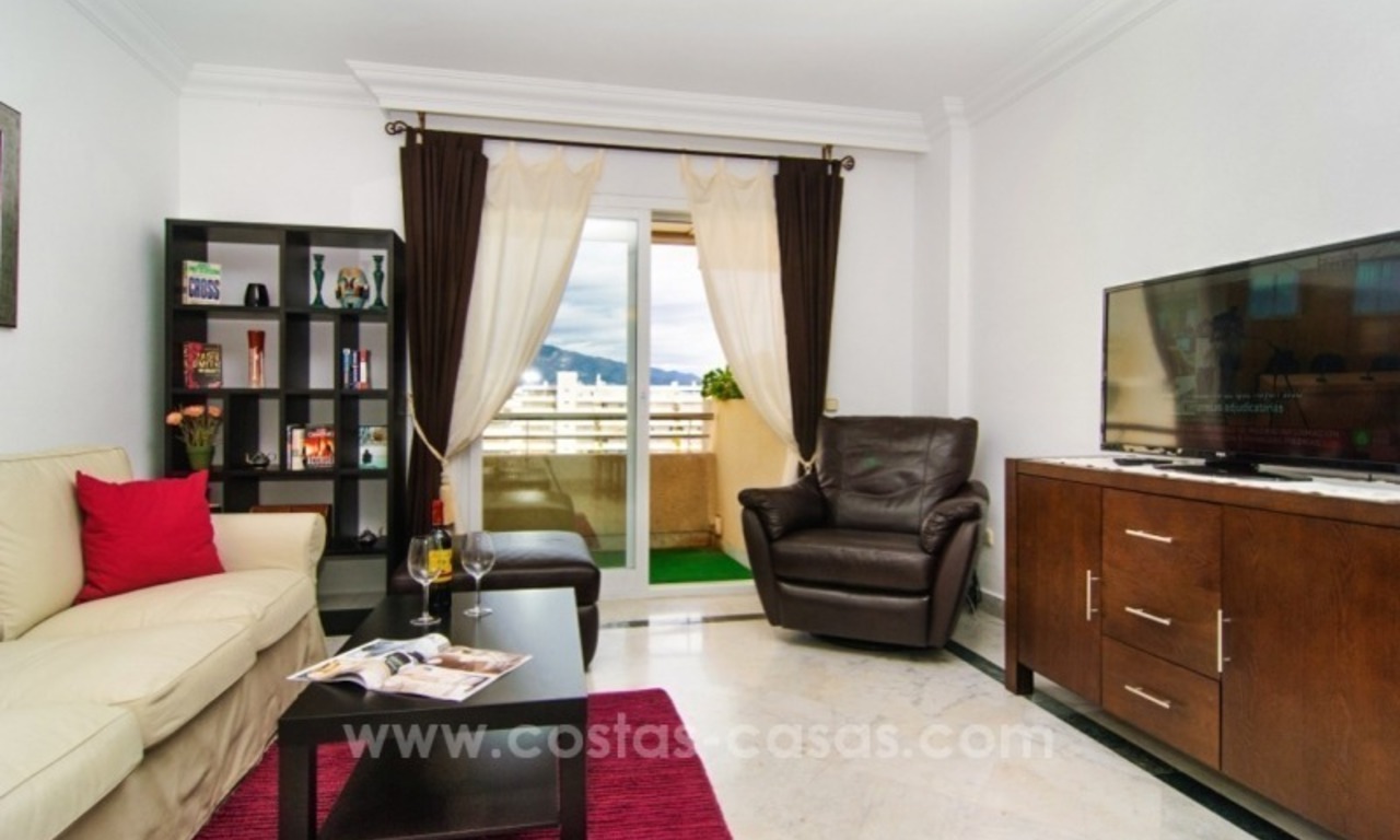 Centraal gelegen appartement te koop met zeezicht in Puerto Banus, Marbella 10