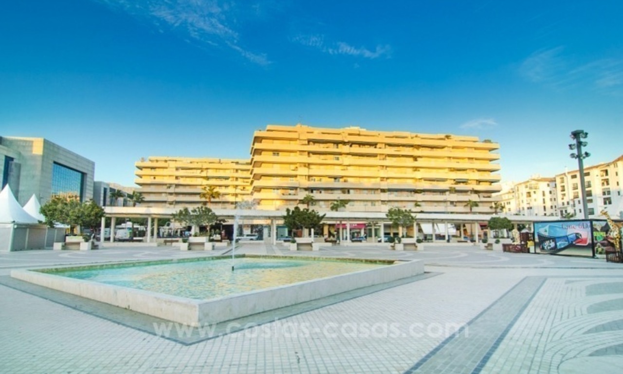 Centraal gelegen appartement te koop met zeezicht in Puerto Banus, Marbella 4