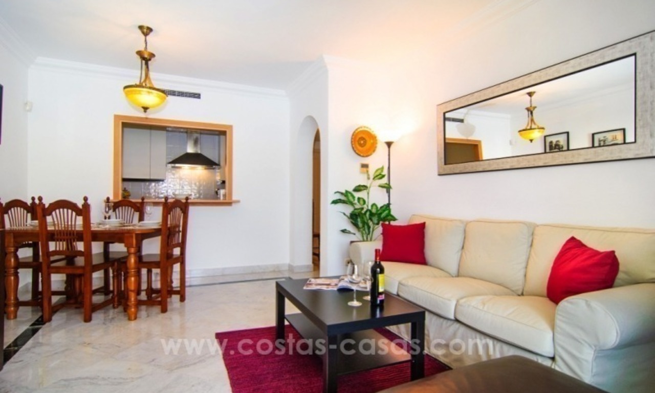 Centraal gelegen appartement te koop met zeezicht in Puerto Banus, Marbella 12