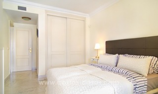 Centraal gelegen appartement te koop met zeezicht in Puerto Banus, Marbella 13