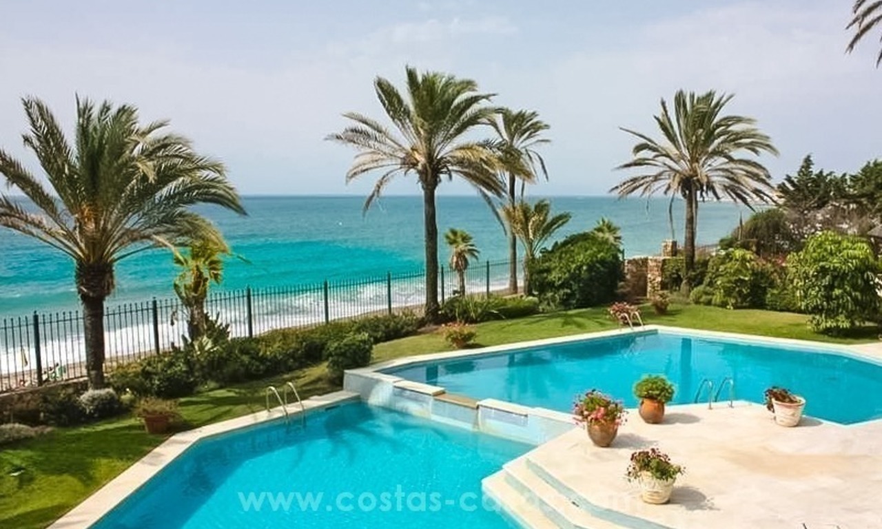 Beachfront paleis - eerstelijnstrand villa te koop op de Golden Mile in Marbella 1