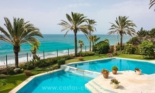 Beachfront paleis - eerstelijnstrand villa te koop op de Golden Mile in Marbella 1