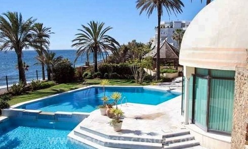 Beachfront paleis - eerstelijnstrand villa te koop op de Golden Mile in Marbella 
