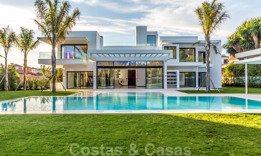 Instapklare moderne design villa te koop nabij het strand in West Marbella 29016