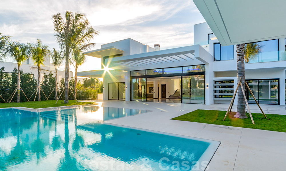 Instapklare moderne design villa te koop nabij het strand in West Marbella 29018