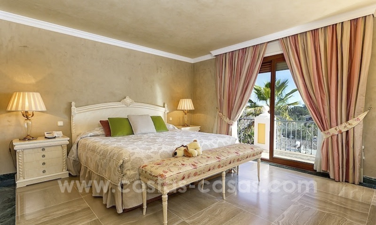 Luxe villa te koop met zeezicht in Oost Marbella 23