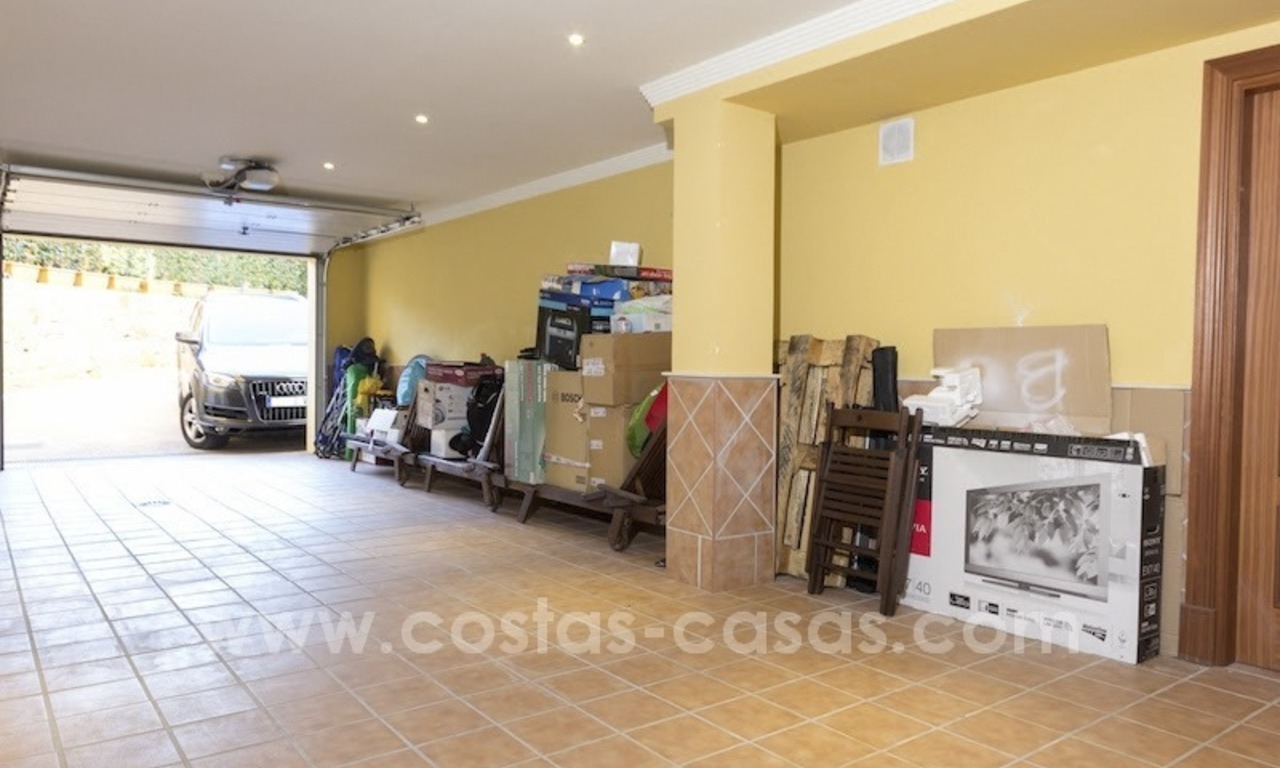 Luxe villa te koop met zeezicht in Oost Marbella 38