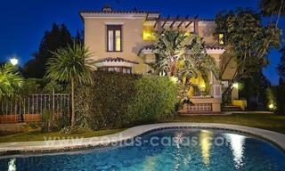 Luxe villa te koop met zeezicht in Oost Marbella 0