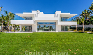 Moderne beachside design villa te koop in Marbella West 29024 