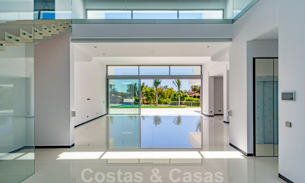 Moderne beachside design villa te koop in Marbella West 29025