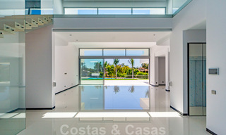 Moderne beachside design villa te koop in Marbella West 29025 
