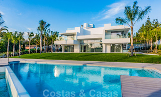 Moderne beachside design villa te koop in Marbella West 29029 