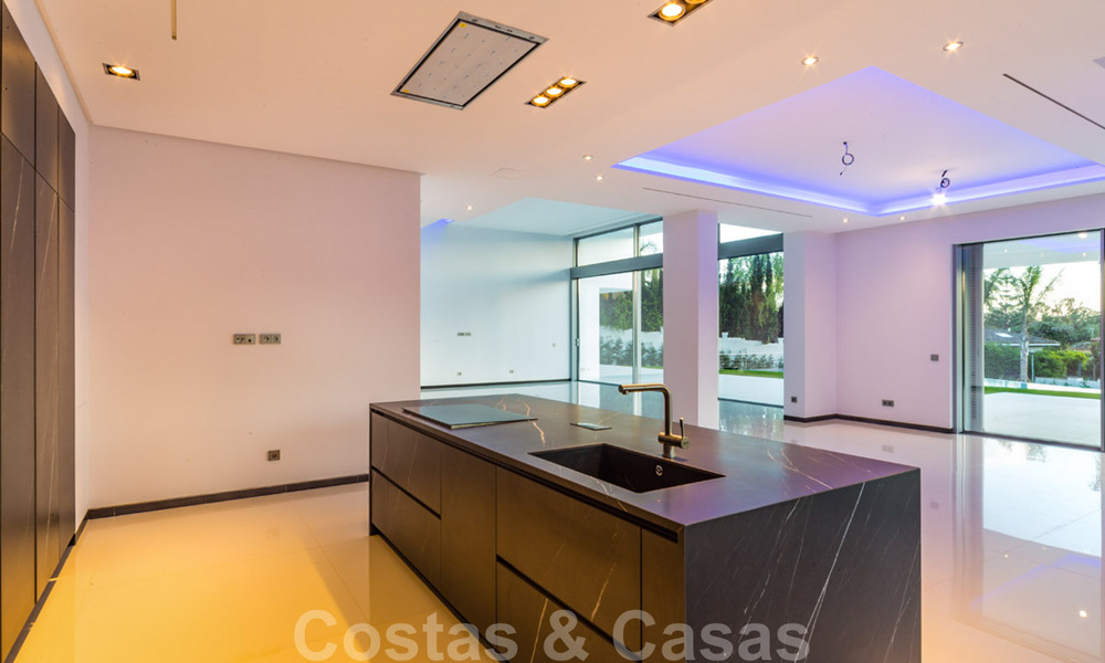 Moderne beachside design villa te koop in Marbella West 29030