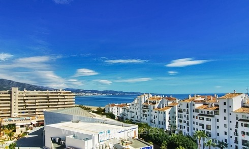 Centraal gelegen appartement te koop met zeezicht in Puerto Banus, Marbella 