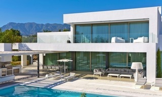Moderne design beachside Villa te koop nabij het strand in Oost Marbella 2
