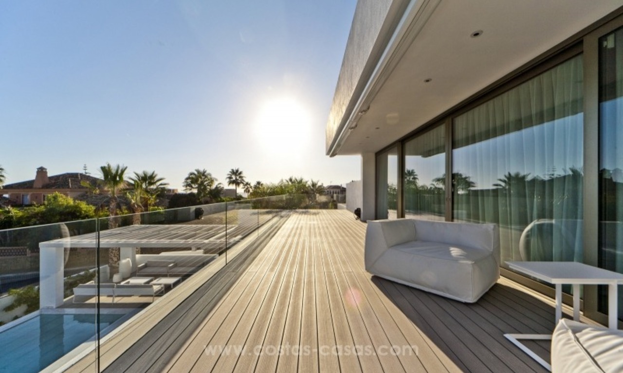 Moderne design beachside Villa te koop nabij het strand in Oost Marbella 8