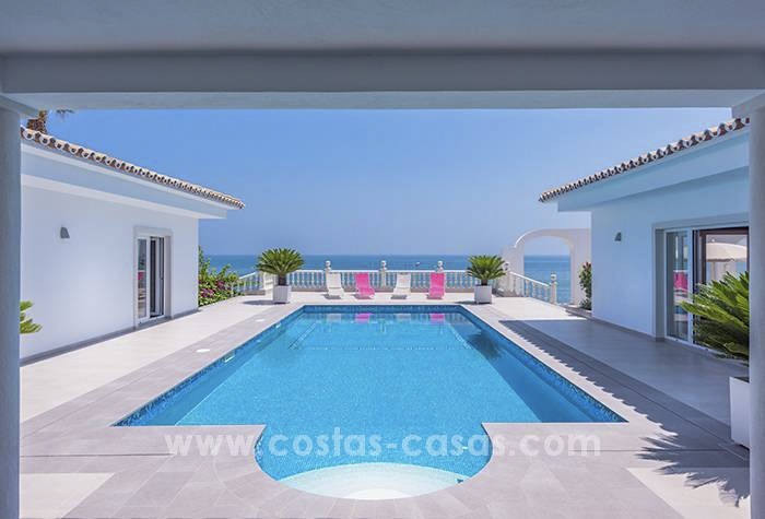 Eerstelijn strand luxe villa te koop in Mijas-Costa aan de Costa del Sol