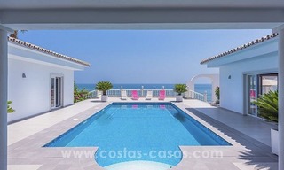 Eerstelijn strand luxe villa te koop in Mijas-Costa aan de Costa del Sol 0