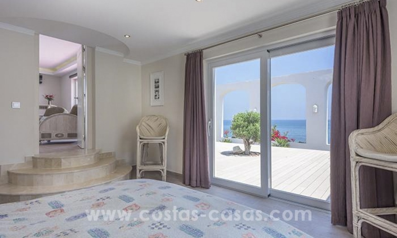 Eerstelijn strand luxe villa te koop in Mijas-Costa aan de Costa del Sol 11
