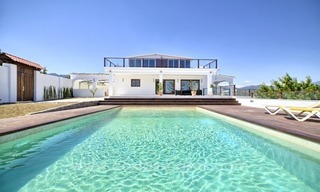 Moderne gerenoveerde villa te koop, New Golden Mile, Marbella – Estepona 0