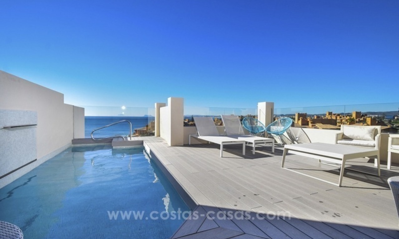 Modern Eerstelijn strand penthouse appartement te koop op de New Golden Mile, Marbella – Estepona 0