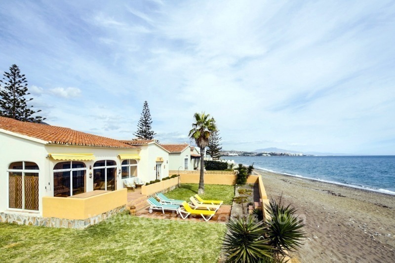 Eerstelijn strand villa te koop in Estepona, Costa del Sol