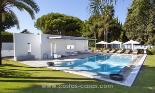 Exclusieve moderne beachside design villa te koop in Guadalmina Baja in Marbella. 27667 