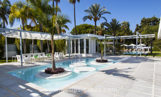 Exclusieve moderne beachside design villa te koop in Guadalmina Baja in Marbella. 27671 