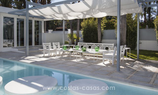 Exclusieve moderne beachside design villa te koop in Guadalmina Baja in Marbella. 27673 