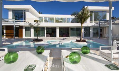 Exclusieve moderne beachside design villa te koop in Guadalmina Baja in Marbella. 27675