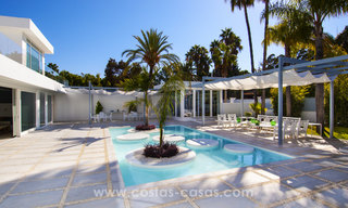 Exclusieve moderne beachside design villa te koop in Guadalmina Baja in Marbella. 27678 