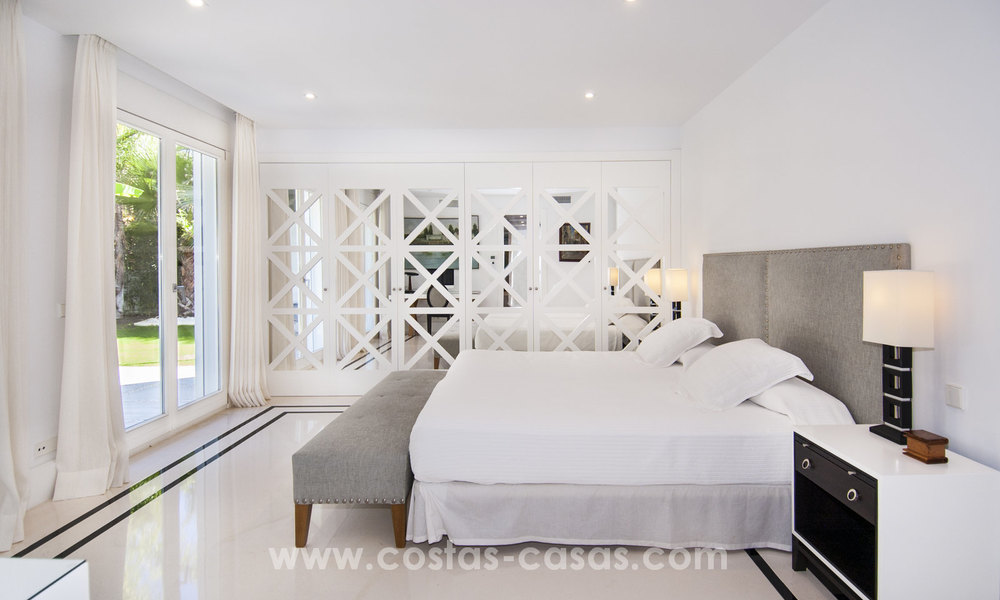 Exclusieve moderne beachside design villa te koop in Guadalmina Baja in Marbella. 27689
