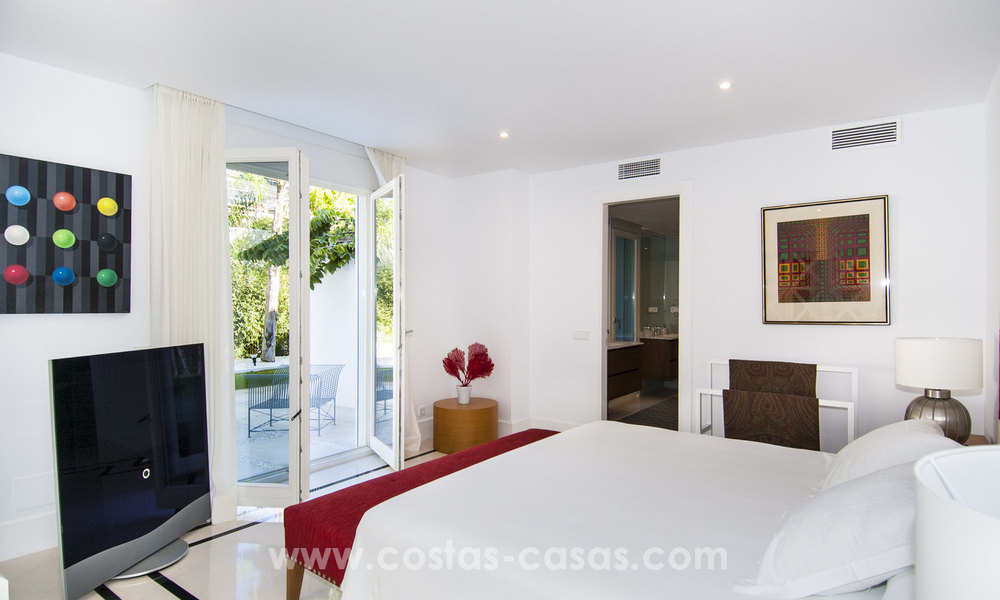 Exclusieve moderne beachside design villa te koop in Guadalmina Baja in Marbella. 27692