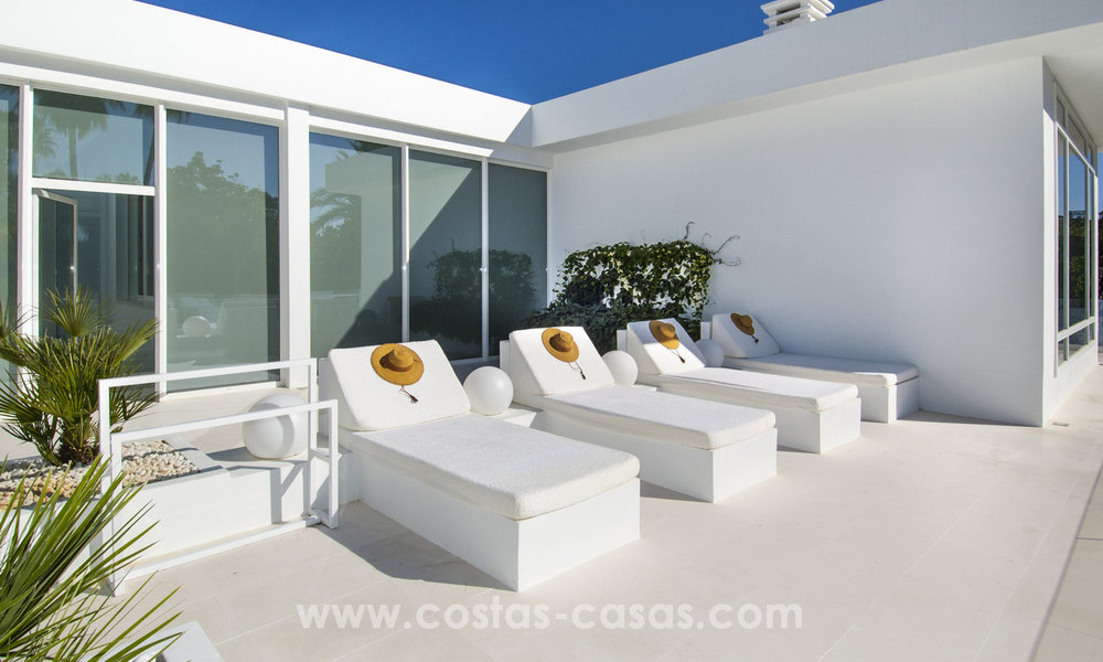 Exclusieve moderne beachside design villa te koop in Guadalmina Baja in Marbella. 27703