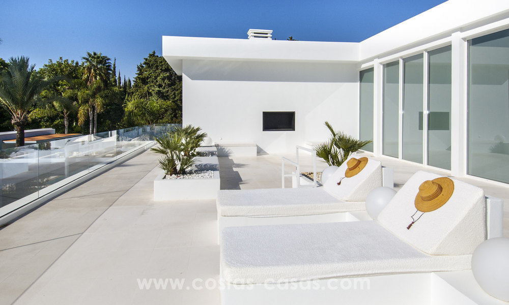 Exclusieve moderne beachside design villa te koop in Guadalmina Baja in Marbella. 27705