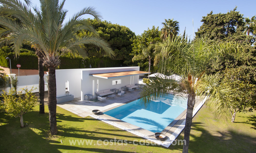 Exclusieve moderne beachside design villa te koop in Guadalmina Baja in Marbella. 27708