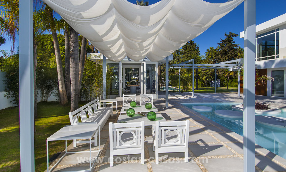 Exclusieve moderne beachside design villa te koop in Guadalmina Baja in Marbella. 27712