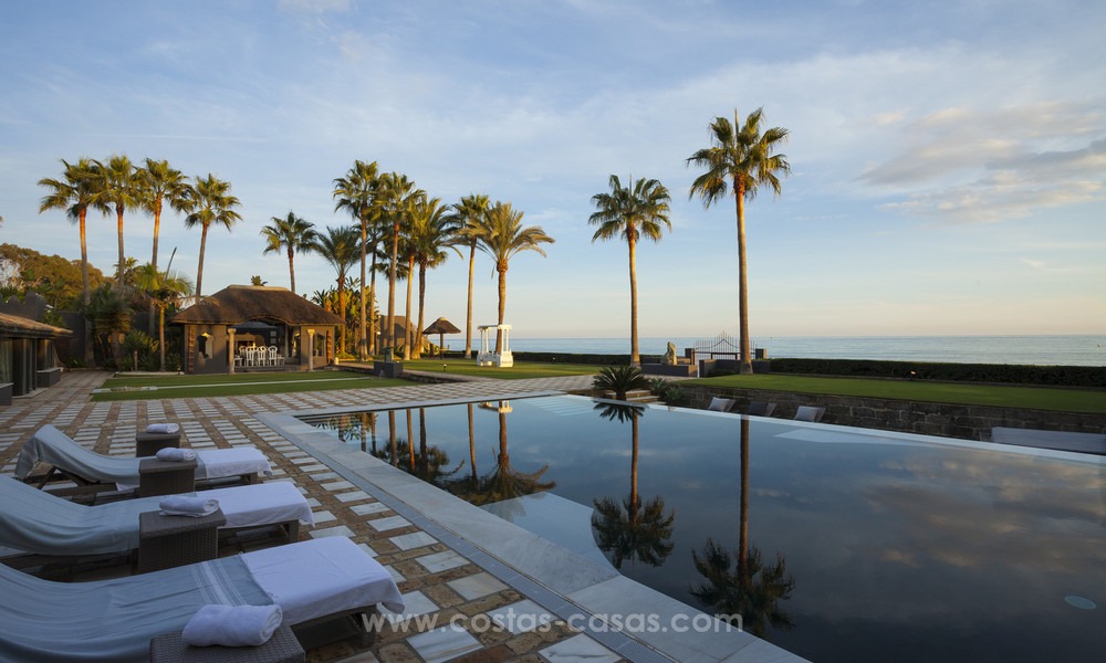 Grandioze villa in Balinese stijl te koop, direct aan het strand, Marbella Oost 13221