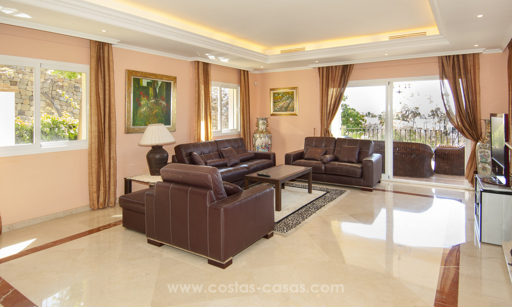 Villa te koop in Marbella – Benahavis met mooi golf- en zeezicht 29748